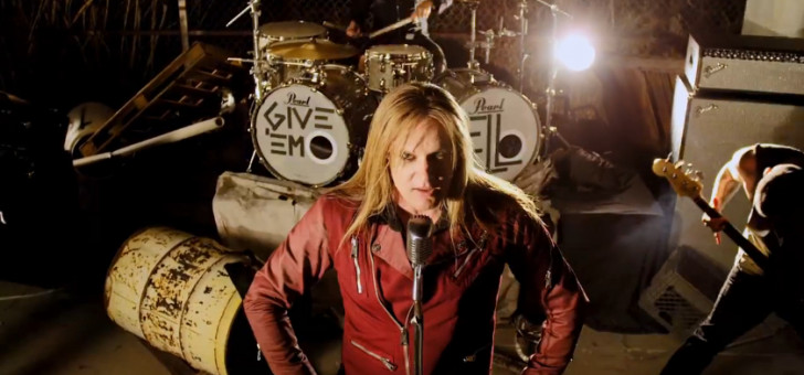 Себастьян Бах представил новый видеоклип 'All My Friends Are Dead'